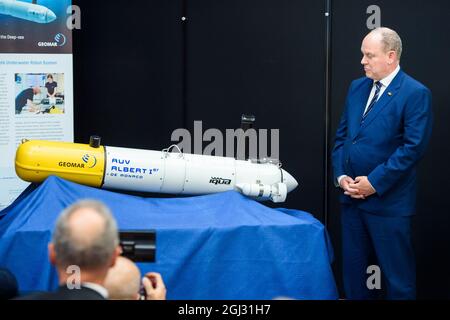 Kiel, Germania. 08 settembre 2021. Il principe Alberto II di Monaco, principe governante di Monaco e capo della famiglia Grimaldi, svela un nuovo veicolo subacqueo autonomo (AUV) chiamato 'Albert i de Monaco' durante la sua visita al Centro GEOMAR Helmholtz per la Ricerca oceanica durante la settimana di Kiel. Credit: Gregor Fischer/dpa/Alamy Live News Foto Stock