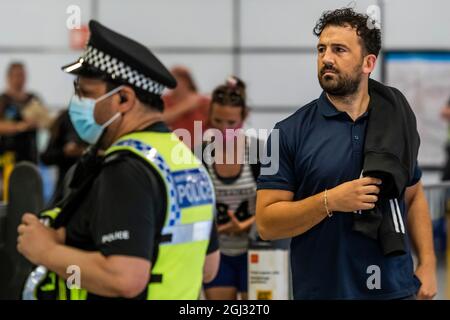 Londra, Regno Unito. 8 settembre 2021. British Transport polizia alluvione Tottenham Court Road Staion, ma sono impotenti per fermare le molte persone senza maschere, nonostante il sindaco di Londra Sadiq Khan che sostiene che le persone senza maschere saranno espulse dal tubo. La confusione della maschera continua nel sottosuolo dopo l'ultimo allentamento, particolarmente data la temperatura aumentata. Le maschere sono ancora obbligatorie, ma sempre più numeri ignorano l'istruzione condotta da messaggi misti da parte del governo. Credit: Guy Bell/Alamy Live News Foto Stock