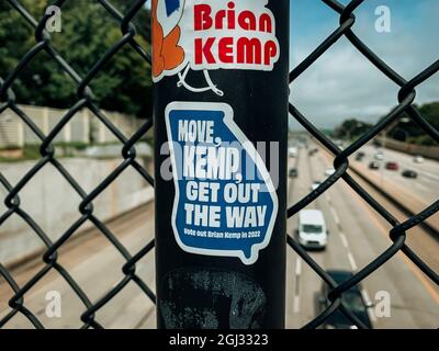 ATLANTA, STATI UNITI - 18 agosto 2021: Adesivi anti Brian Kemp che incoraggiano gli elettori della Georgia a votare fuori nelle prossime elezioni per il Governatore Foto Stock