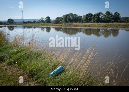 Monster Energy drink può essere abbandonato dal lato del fiume Nith, Kinghom Quay, vicino a Dumfries, Scozia. Foto Stock