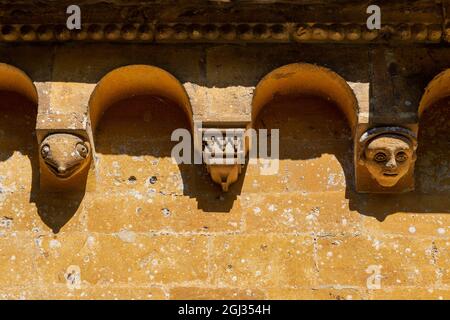 Grottesche scolpite nella chiesa di San Pietro vicino a Stanway House, Cotswolds, Inghilterra Foto Stock