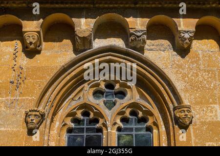 Grottesche scolpite nella chiesa di San Pietro vicino a Stanway House, Cotswolds, Inghilterra Foto Stock