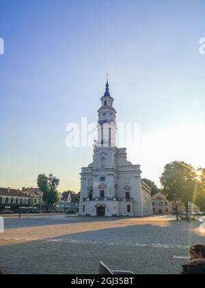 L'angolo basso del Municipio di Kaunas si trova al centro della piazza nella Città Vecchia Foto Stock