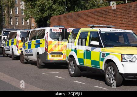 UK Emergency Services London; Emergency Vehicles; Police car and ambulance car parcheggiato in strada, Kennington, London UK Foto Stock