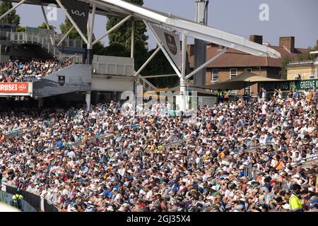 Cricket Spectators UK - folle di persone che guardano la partita di test Inghilterra vs India, 2021 luglio presso l'Oval Cricket Ground ( The Kia Oval ), Londra UK Foto Stock