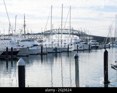 AUCKLAND, NUOVA ZELANDA - 04 agosto 2021: Una vista del Ponte del Porto di Auckland da Westhaven Marina, Nuova Zelanda Foto Stock