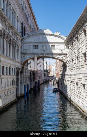 Questo caratteristico ponte di Venezia, situato a breve distanza da Piazza San Marco, attraversa il Rio di Palazzo che collega il Palazzo Ducale alla N Foto Stock