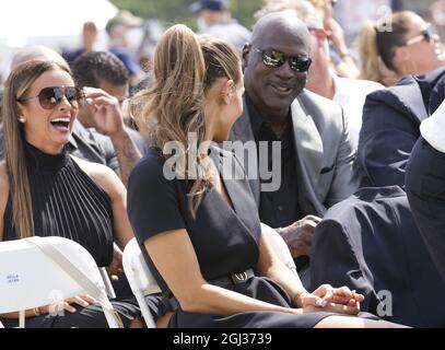 Cooperstown, Stati Uniti. 08 settembre 2021. Hannah Jeter (C), moglie di NY Yankees shortstop Derek Jeter, parla con Michael Jordan (R) dopo essere arrivato durante la cerimonia di induzione della Hall of Fame di Major League Baseball 2021 per i 2020 induttori a Cooperstown, New York mercoledì 8 settembre 2021. Derek Jeter, Ted Simmons, Larry Walker e il leader sindacale Marvin Miller saranno inseriti NELLA HOF durante l'evento. Foto di Pat Benic/UPI Credit: UPI/Alamy Live News Foto Stock