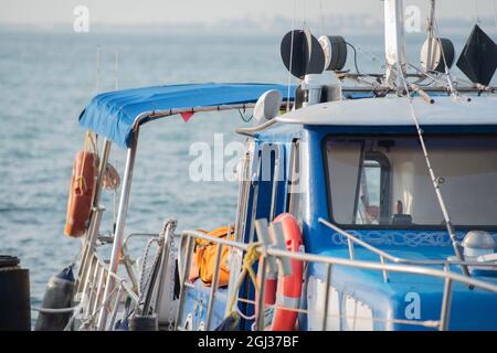 Barche da pesca e gamberi nel vecchio porto di pesca. Foto Stock