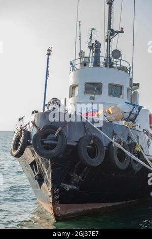 Barche da pesca e gamberi nel vecchio porto di pesca. Foto Stock