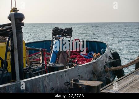 Barche da pesca e gamberi nel vecchio porto di pesca. Foto Stock