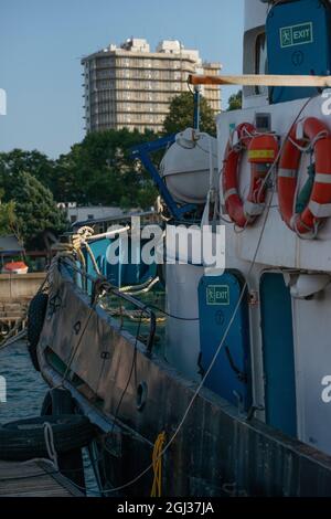 Barche da pesca e gamberi nel vecchio porto di pesca. Foto Stock