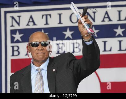 Cooperstown, Stati Uniti. 08 settembre 2021. Hall of Famer Ferguson Jenkins Waves alla cerimonia di induzione Hall of Fame del baseball della Major League 2021 per i 2020 induttori a Cooperstown, New York, mercoledì 8 settembre 2021. Derek Jeter, Ted Simmons, Larry Walker e il leader sindacale Marvin Miller saranno inseriti NELLA HOF durante l'evento. Foto di Pat Benic/UPI Credit: UPI/Alamy Live News Foto Stock