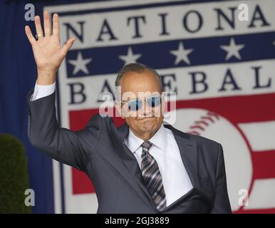 Cooperstown, Stati Uniti. 08 settembre 2021. Hall of Famer Joe Torres Waves alla cerimonia di induzione Hall of Fame della Major League Baseball 2021 per i 2020 induttori a Cooperstown, New York, mercoledì 8 settembre 2021. Derek Jeter, Ted Simmons, Larry Walker e il leader sindacale Marvin Miller saranno inseriti NELLA HOF durante l'evento. Foto di Pat Benic/UPI Credit: UPI/Alamy Live News Foto Stock