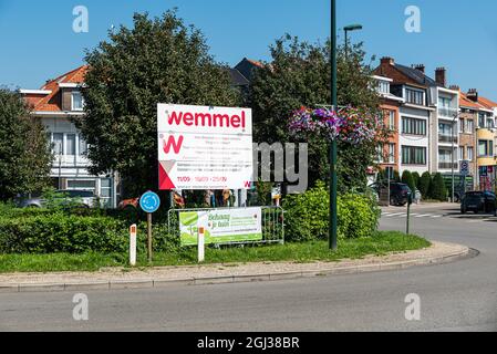 Wemmel, Regione fiamminga - Belgio - 09 01 2021: Segnale ad una rotatoria riguardante le informazioni di Covid e le azioni di giardinaggio locali Foto Stock