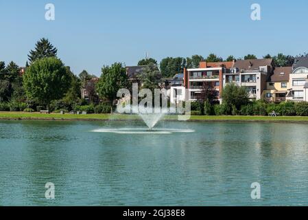 Wemmel, Regione Fiamminga - Belgio - 09 01 2021: Vista panoramica sullo stagno e le case sullo sfondo Foto Stock