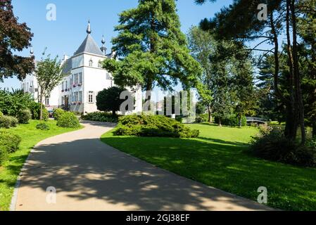 Wemmel, Regione Fiamminga - Belgio - 09 01 2021: Facciata e parco del municipio bianco Foto Stock