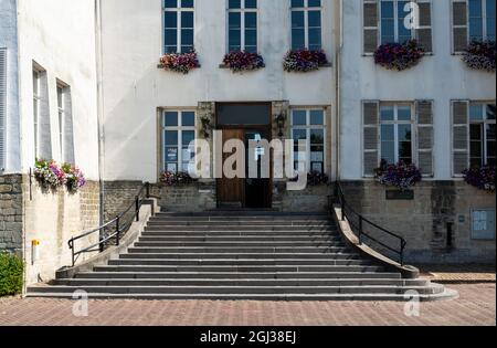 Wemmel, Regione Fiamminga - Belgio - 09 01 2021: Facciata e maestose scale del municipio bianco Foto Stock