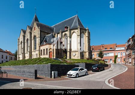 Wemmel, Regione Fiamminga - Belgio - 09 01 2021: Facciata e dintorni della chiesa cattolica Foto Stock