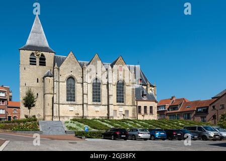 Wemmel, Regione Fiamminga - Belgio - 09 01 2021: Facciata e dintorni della chiesa cattolica Foto Stock
