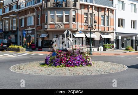 Wemmel, Regione Fiamminga - Belgio - 09 01 2021: Rotonda decorata con fiori e negozi locali Foto Stock