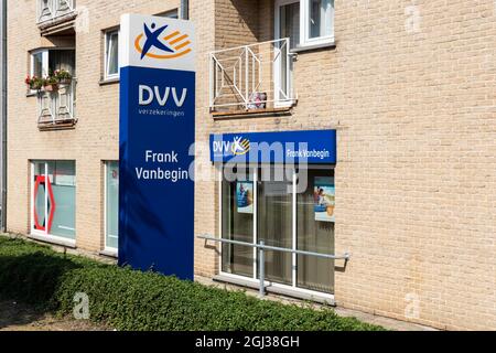 Wemmel, Regione fiamminga - Belgio - 09 01 2021: Cartello e facciata del broker della compagnia di assicurazioni DVV Frank Vanbegin Foto Stock