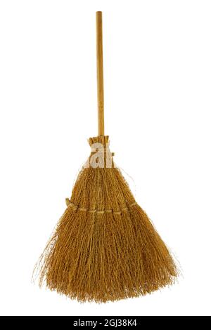 Broomstick vintage in vecchio stile con manico in legno su sfondo bianco isolato. Simbolo di pulito, Halloween, streghe. Spazio di copia Foto Stock
