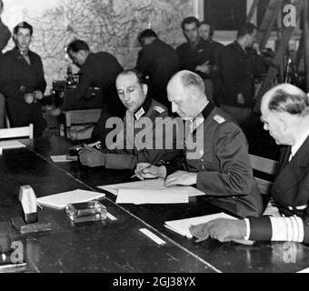 Resa tedesca, seconda guerra mondiale. A nome dell'alto comando tedesco, il colonnello generale Alfred Jodl firma l'atto di resa militare che impone alle forze tedesche di cessare le operazioni l'8 maggio 1945. Foto Stock
