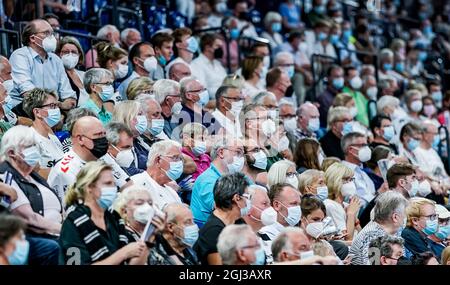 Kiel, Germania. 08 settembre 2021. Pallamano: Bundesliga, THW Kiel - HBW Balingen-Weilstetten, Matchday 1, Wunderino Arena. Gli spettatori dell'arena indossano una protezione per bocca/naso. Credit: Axel Heimken/dpa/Alamy Live News Foto Stock