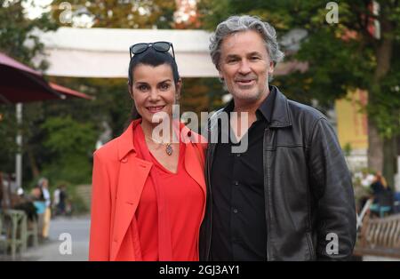 Monaco di Baviera, Germania. 08 settembre 2021. Gli attori Nicola Tiggeler e Timothy Peach partecipano all'anteprima del gioco "A Kiss - Antonio Ligabue" all'Hoftheater di Monaco. Credit: Angelika Warmuth/dpa/Alamy Live News Foto Stock