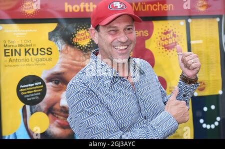 Monaco di Baviera, Germania. 08 settembre 2021. L'attore Michel Guillaume guarda nella telecamera prima dell'anteprima del gioco "A Kiss - Antonio Ligabue" all'Hoftheater di Monaco. Credit: Angelika Warmuth/dpa/Alamy Live News Foto Stock