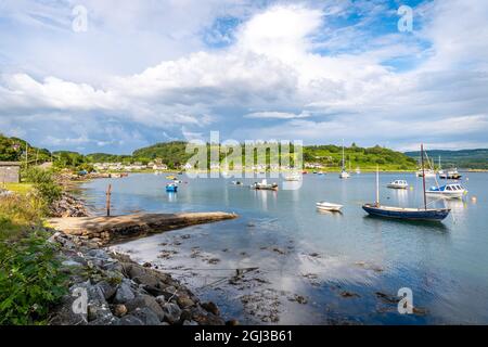 Barche ormeggiate a Loch A' Bhealaich a Tayvallich, Argyll e Bute, Scozia Foto Stock