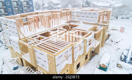 nuovo edificio di appartamenti in costruzione in inverno Foto Stock