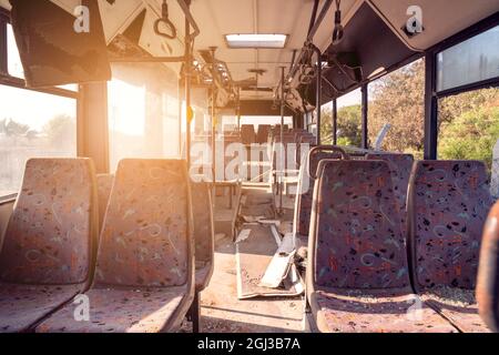 Autobus vecchio e danneggiato è in attesa in garage per fissare la manutenzione e il rinnovo. Foto di alta qualità Foto Stock