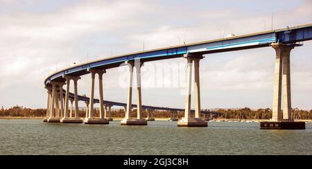 San Diego, California, Stati Uniti d'America - Marzo 2009: Vista grandangolare del ponte Coronado che prende il traffico sopra San Diego Bay Foto Stock