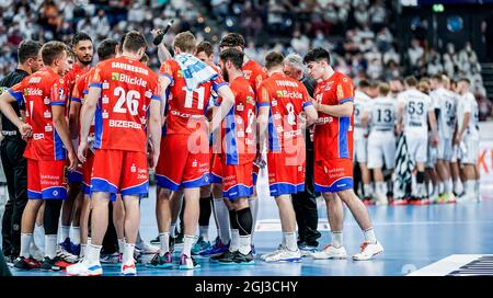 Kiel, Germania. 08 settembre 2021. Pallamano: Bundesliga, THW Kiel - HBW Balingen-Weilstetten, Matchday 1, Wunderino Arena. Entrambe le squadre formano un cerchio durante il timeout. Credit: Axel Heimken/dpa/Alamy Live News Foto Stock