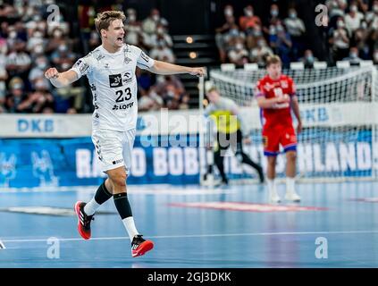 Kiel, Germania. 08 settembre 2021. Pallamano: Bundesliga, THW Kiel - HBW Balingen-Weilstetten, Matchday 1, Wunderino Arena. Il Rune Dahmke di Kiel celebra un obiettivo. Credit: Axel Heimken/dpa/Alamy Live News Foto Stock