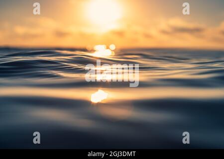 Primo piano sulle onde del mare, vista dall'angolo basso, ripresa dell'alba. Foto Stock