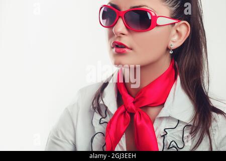 Personale di ufficio ragazza con una sciarpa rossa e occhiali isolati foto stock Foto Stock