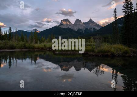 Vista della montagna delle tre Sorelle nella regione di Kananaskis vicino a Canmore. Foto Stock