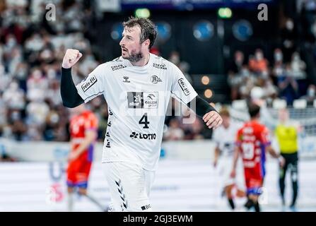 Kiel, Germania. 08 settembre 2021. Pallamano: Bundesliga, THW Kiel - HBW Balingen-Weilstetten, Matchday 1, Wunderino Arena. Domagoj Duvnjak di Kiel celebra un obiettivo. Credit: Axel Heimken/dpa/Alamy Live News Foto Stock