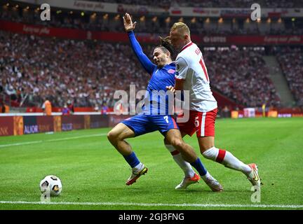 Jack Grealish (a sinistra) e Kamil Glik in Polonia lottano per la palla durante la partita di qualificazione della Coppa del mondo FIFA 2022 al PGE Narodowy Stadium di Varsavia. Data foto: Mercoledì 8 settembre 2021. Foto Stock