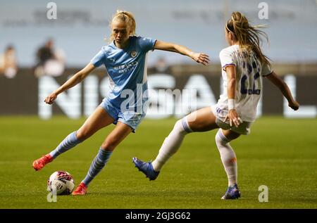 Esme Morgan di Manchester City in azione con Athenea del Castillo del Real Madrid durante la partita della UEFA Women's Champions League all'Academy Stadium di Manchester. Data foto: Mercoledì 8 settembre 2021. Foto Stock