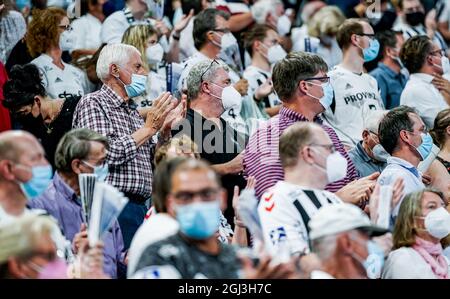 Kiel, Germania. 08 settembre 2021. Pallamano: Bundesliga, THW Kiel - HBW Balingen-Weilstetten, Matchday 1, Wunderino Arena. Gli spettatori nella sala indossano respiratori bocca/naso. Credit: Axel Heimken/dpa/Alamy Live News Foto Stock