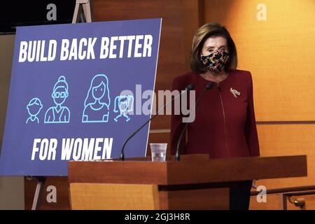 Washington, Stati Uniti. 08 settembre 2021. House Speaker Nancy Pelosi(D-CA) arriva per la sua conferenza stampa settimanale a HVC/Capitol Hill a Washington DC. Credit: SOPA Images Limited/Alamy Live News Foto Stock