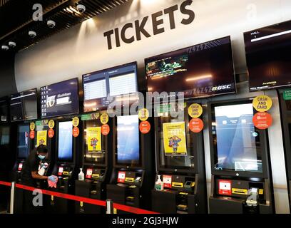 Kuala Lumpur, Malesia. 08 settembre 2021. Uno staff del cinema ha visto sanificare la macchina per il ticketing durante la preparazione alla riapertura del cinema in un centro commerciale di Kuala Lumpur. I cinema potranno riaprirsi per i film completamente vaccinati con una capacità del 50% a partire da giovedì. Credit: SOPA Images Limited/Alamy Live News Foto Stock