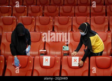 Kuala Lumpur, Malesia. 08 settembre 2021. Il personale del cinema ha visto sanitizzare e mettere i marcatori sui posti a sedere per garantire che l'allontanamento sociale sia aderente durante la preparazione alla riapertura del cinema in un centro commerciale di Kuala Lumpur. I cinema saranno autorizzati a riaprire per i film completamente vaccinati al 50 per cento di capacità di pubblico da Giovedi'. Credit: SOPA Images Limited/Alamy Live News Foto Stock