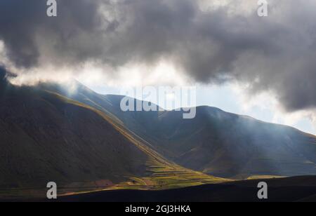 Suggestivo paesaggio montano nei pressi del borgo di Castelluccio nel Parco Nazionale del Monte Sibillini, Umbria, Italia Foto Stock