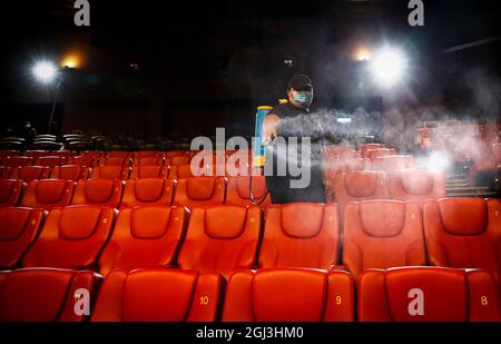 Kuala Lumpur, Malesia. 08 settembre 2021. Uno staff del cinema spruzza disinfettante durante la preparazione alla riapertura del cinema in un centro commerciale di Kuala Lumpur. I cinema potranno riaprirsi per i film vaccinati al 50% della capacità del pubblico a partire da giovedì. Credit: SOPA Images Limited/Alamy Live News Foto Stock