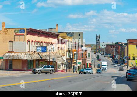 Edifici commerciali storici in arenaria e mattoni in stile italiano su Main Street nel centro di Malone, Upstate New York NY, USA. Foto Stock